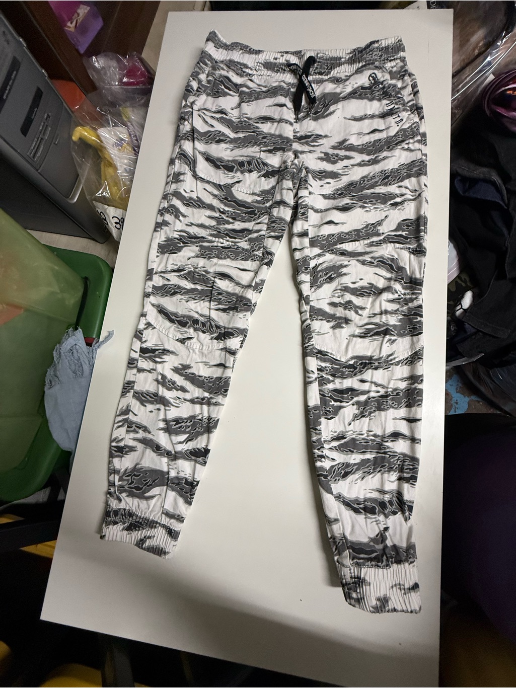 Ecko Unlimited Men's White & Black Camo Cargo Joggers
